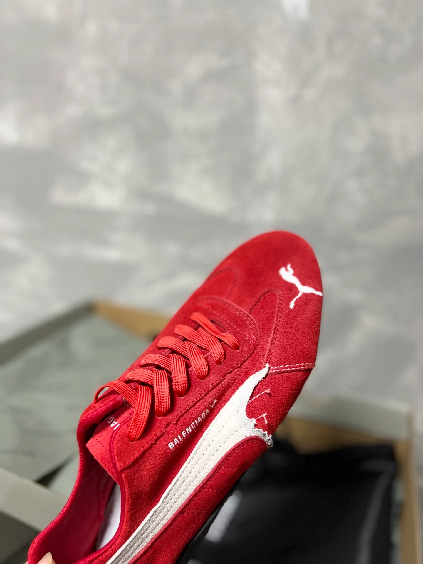 👟👟Ex-factory price 480👟👟 PUMA co-branded Balenciaga: Who knows! This pair of distressed and war-damaged Speedcats are so good-looking. The thin-soled sneakers have been upgraded to 2.0, which destroys the aesthetics of the street. More than half of the classic PUMA stripes on the side of the shoes have been "violently torn". The distressed treatment has a sense of ruined art, and it becomes the focus of the street in seconds! Hot stamping double logo + gold foil size mark on the heel, the details give a high-end feel Code number: 35-44 (45 customized)